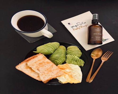Rutin pagi dengan sarapan dan buku nota
