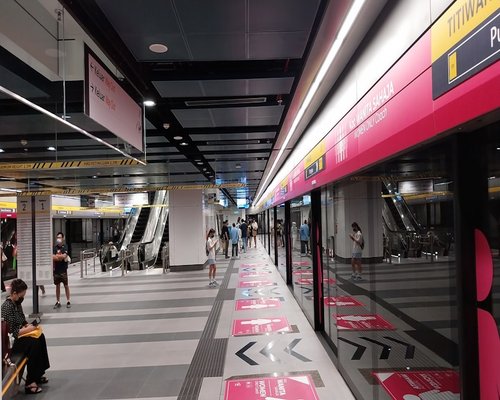 Suasana perjalanan harian atau di stesen MRT